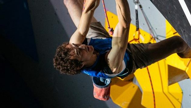 Adam Ondra zdolává další obtížný úsek Adam Ondra zdolává další obtížný úsek