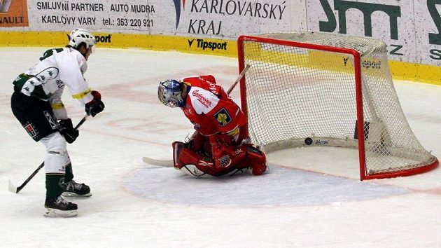 Puk skončil v brance českobudějovického brankáře Jakuba Kováře po střele Petra Kumstáta z Karlových Varů. Puk skončil v brance českobudějovického brankáře Jakuba Kováře po střele Petra Kumstáta z Karlových Varů.