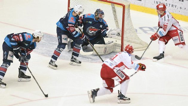 Zleva Jakub Sklenář, Petr Koblasa a brankář Ján Laco z Chomutova, Lukáš Galvas a Tyler Redenbach z Třince. Zleva Jakub Sklenář, Petr Koblasa a brankář Ján Laco z Chomutova, Lukáš Galvas a Tyler Redenbach z Třince.
