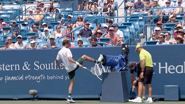 Ruský tenista Daniil Medveděv narazil do kamery během semifinále turnaje v Cincinnati. Ruský tenista Daniil Medveděv narazil do kamery během semifinále turnaje v Cincinnati.