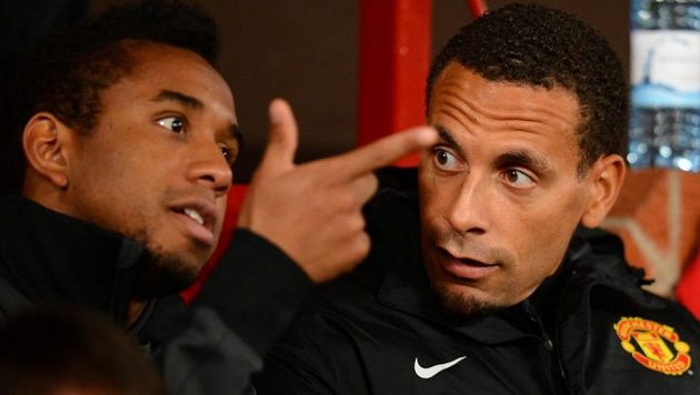 Brazilec Anderson (na archivním snímku vlevo) si na lavičce Manchesteru United povídal s Rio Ferdinandem. Brazilec Anderson (na archivním snímku vlevo) si na lavičce Manchesteru United povídal s Rio Ferdinandem.