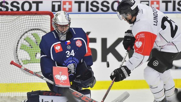 Útočník Joel Lundqvist z Frölundy před plzeňským brankářem Dominikem Frodlem. Útočník Joel Lundqvist z Frölundy před plzeňským brankářem Dominikem Frodlem.