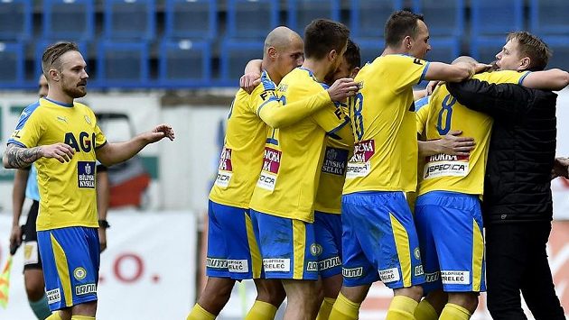 Hráči Teplic se radují z třetího gólu, vpravo je trenér Stanislav Hejkal. Hráči Teplic se radují z třetího gólu, vpravo je trenér Stanislav Hejkal.