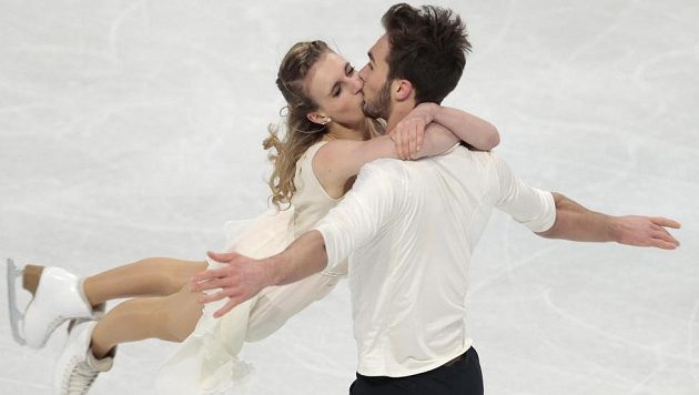 Francouzský taneční pár Gabriella Papadakisová, Guillaume Cizeron triumfoval na krasobruslařském ME ve Stockholmu. Francouzský taneční pár Gabriella Papadakisová, Guillaume Cizeron triumfoval na krasobruslařském ME ve Stockholmu.