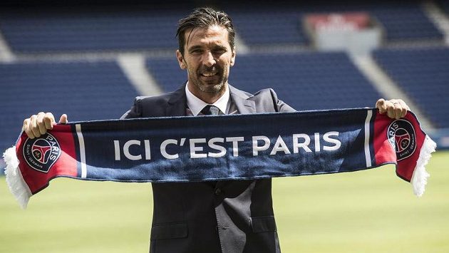 Brankářská legenda Gianluigi Buffon při prezentaci v klubu PSG v Parku Princů. Brankářská legenda Gianluigi Buffon při prezentaci v klubu PSG v Parku Princů.