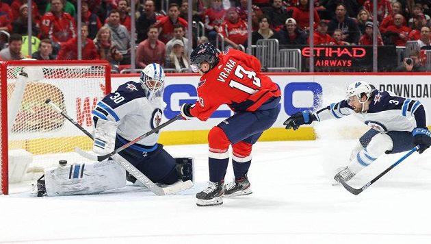 Útočník Washingtonu Jakub Vrána překonává brankáře Winnipegu Jets Laurenta Brossoita. Útočník Washingtonu Jakub Vrána překonává brankáře Winnipegu Jets Laurenta Brossoita.