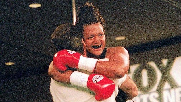Freeda Foremanová a její radost po premiéře v roce 2000, když porazila Laquandu Landersovou. Freeda Foremanová a její radost po premiéře v roce 2000, když porazila Laquandu Landersovou.