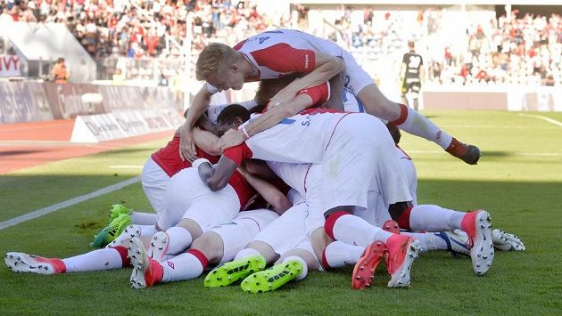 Titul je náš! Hráči Slavie se radují z gólu. Titul je náš! Hráči Slavie se radují z gólu.
