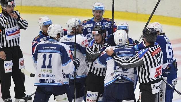 Rozhodčí uklidňují potyčku před brankou Komety. Rozhodčí uklidňují potyčku před brankou Komety.