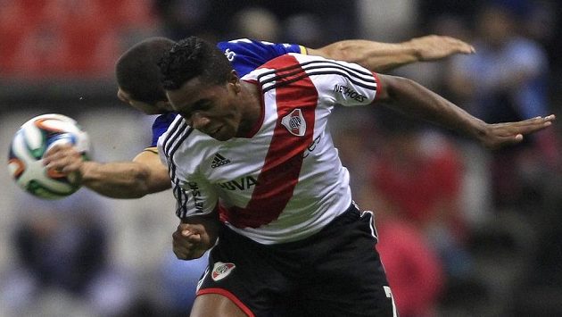 Kolumbijský záložník Carlos Carbonero (vpředu) bojuje v dresu River Plate o míč s Manuelem Záratem z Boky Juniors. Kolumbijský záložník Carlos Carbonero (vpředu) bojuje v dresu River Plate o míč s Manuelem Záratem z Boky Juniors.