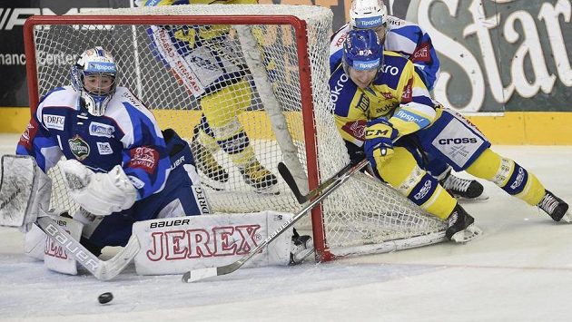 Zleva brankář Brna Marek Čiliak, Michal Gulaši (vzadu) z Brna a Pavel Kubiš ze Zlína. Zleva brankář Brna Marek Čiliak, Michal Gulaši (vzadu) z Brna a Pavel Kubiš ze Zlína.