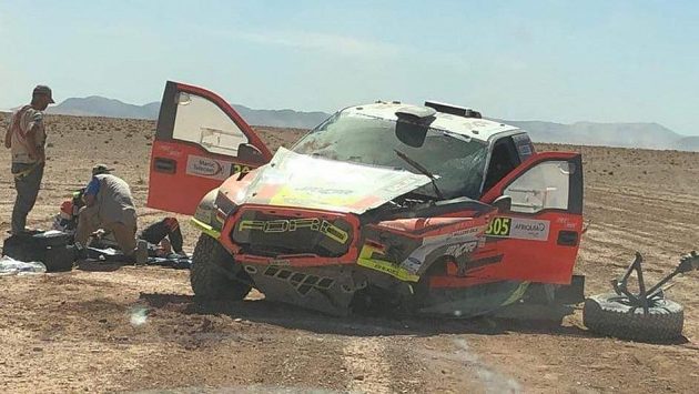 Martin Prokop po vážné nehodě značně poničil speciál ford, hlavně se však zranil jeho spolujezdec Jan Tománek. Martin Prokop po vážné nehodě značně poničil speciál ford, hlavně se však zranil jeho spolujezdec Jan Tománek.