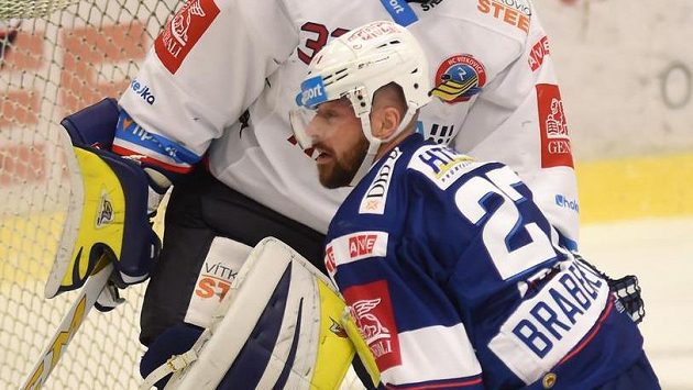 Kamil Brabenec z Brna a brankář Vítkovic Patrik Bartošák. Kamil Brabenec z Brna a brankář Vítkovic Patrik Bartošák.