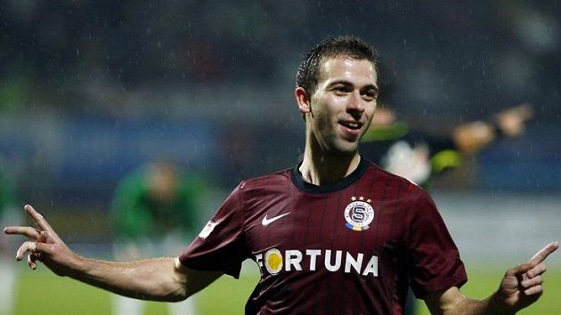 Sparťan Josef Hušbauer se raduje z branky. Sparťan Josef Hušbauer se raduje z branky.