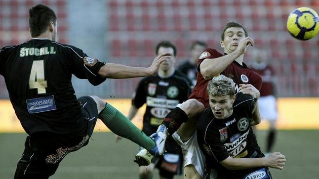 Hráčský souboj v utkání Sparty s Příbramí. Hráčský souboj v utkání Sparty s Příbramí.
