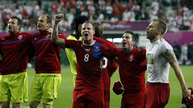 Čeští fotbalisté oslavují postup do čtvrtfinále. Čeští fotbalisté oslavují postup do čtvrtfinále.