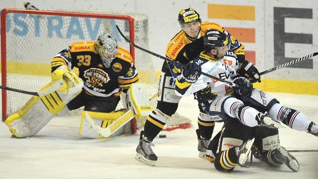 Zleva litvínovský brankář Pavel Francouz, Matěj Stříteský brání vítkovického střelce Rudolfa Hunu. Vpravo Jakub Černý. Zleva litvínovský brankář Pavel Francouz, Matěj Stříteský brání vítkovického střelce Rudolfa Hunu. Vpravo Jakub Černý.
