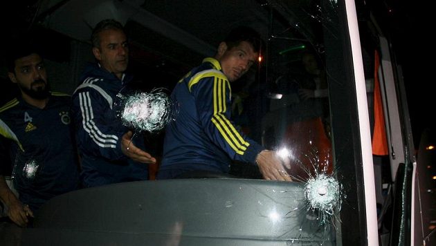 Trenér Ismail Kartal (uprostřed) a hráči Emre Belezöglu (vpravo) a Bekir Irtegün. Trenér Ismail Kartal (uprostřed) a hráči Emre Belezöglu (vpravo) a Bekir Irtegün.