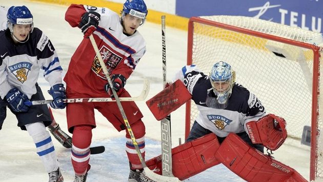 Jiří Smejkal v dresu reprezentační dvacítky mezi Finy Jonim Tuulolou (vlevo) a Veinim Vehvilainenem. Jiří Smejkal v dresu reprezentační dvacítky mezi Finy Jonim Tuulolou (vlevo) a Veinim Vehvilainenem.