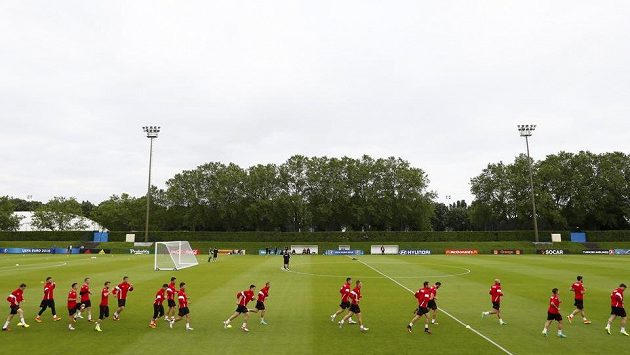 Fotbalisté Albánie se na hlavní hřiště v Lyonu nedostali, museli vzít zavděk tréninkovými plochami. Fotbalisté Albánie se na hlavní hřiště v Lyonu nedostali, museli vzít zavděk tréninkovými plochami.