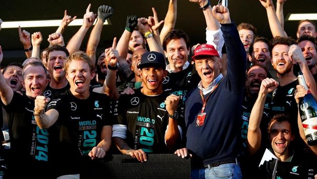 Piloti Mercedesu zleva Nico Rosberg a Lewis Hamilton slavili triumf v Poháru konstruktérů i s Nikim Laudou, jenž ve stáji pracuje jako poradce. Piloti Mercedesu zleva Nico Rosberg a Lewis Hamilton slavili triumf v Poháru konstruktérů i s Nikim Laudou, jenž ve stáji pracuje jako poradce.