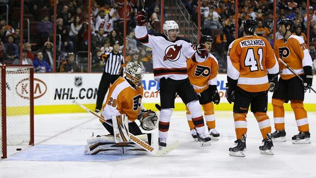 Nešťastný obránce Philadelphie Andrej Meszároš (nejblíže) právě překonal bruslí vlastního brankáře Raye Emeryho. Nešťastný obránce Philadelphie Andrej Meszároš (nejblíže) právě překonal bruslí vlastního brankáře Raye Emeryho.