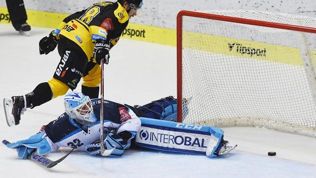 Litvínovský František Gerhát střílí plzeňskému brankáři Miroslavu Svobodovi rozhodující branku utkání a zajistil Chemikům druhý bod. Litvínovský František Gerhát střílí plzeňskému brankáři Miroslavu Svobodovi rozhodující branku utkání a zajistil Chemikům druhý bod.