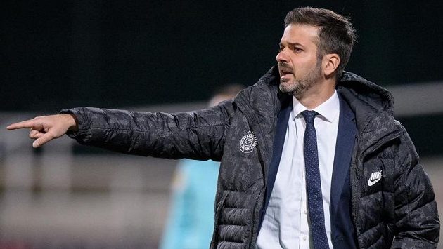Trenér Sparty Praha Andrea Stramaccioni během utkání na Dukle. Trenér Sparty Praha Andrea Stramaccioni během utkání na Dukle.