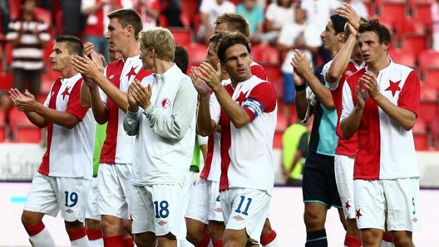 Fotbalisté Slavie v čele s kapitánem Karolem Kiselem děkují fanouškům. Fotbalisté Slavie v čele s kapitánem Karolem Kiselem děkují fanouškům.