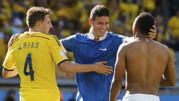 Zleva Kolumbijci Santiago Arias, James Rodríguez a Abel Aguilar slaví výhru nad Řeckem. Zleva Kolumbijci Santiago Arias, James Rodríguez a Abel Aguilar slaví výhru nad Řeckem.