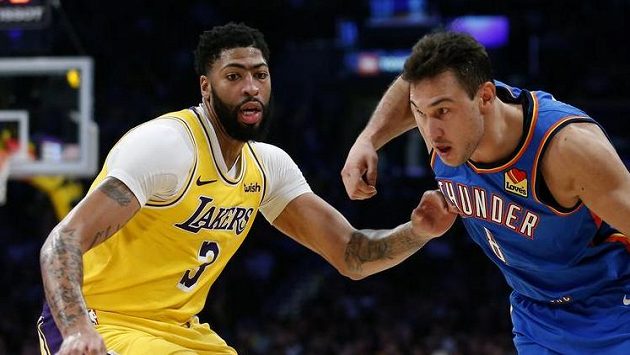 Anthony Davis (vlevo) svýmu týmu k výhře nepomohl Anthony Davis (vlevo) svýmu týmu k výhře nepomohl