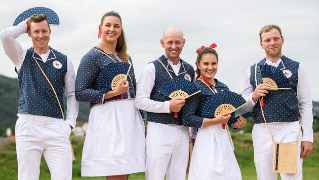 Olympionici (zleva): Tomáš Bábek, Kateřina Šafránková, Miroslav Trunda, Aneta Holasová a Miloslav Příhoda během představení nástupové olympijské kolekce pro LOH v Tokiu. Olympionici (zleva): Tomáš Bábek, Kateřina Šafránková, Miroslav Trunda, Aneta Holasová a Miloslav Příhoda během představení nástupové olympijské kolekce pro LOH v Tokiu.