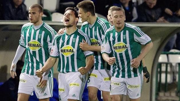 Hráči Bohemians 1905 se radují z gólu Josefa Jindřiška (druhý zleva). Hráči Bohemians 1905 se radují z gólu Josefa Jindřiška (druhý zleva).