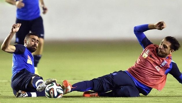 Giannis Maniatis (vlevo) na tréninku řeckého týmu v souboji s Kostasem Katsouranisem. Giannis Maniatis (vlevo) na tréninku řeckého týmu v souboji s Kostasem Katsouranisem.