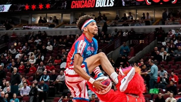 Člen Harlem Globetrotters Maxwell Pearce předvádí jeden ze svých bláznivých kousků. Člen Harlem Globetrotters Maxwell Pearce předvádí jeden ze svých bláznivých kousků.