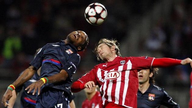 Jean Makoun z Lyonu (vlevo) v hlavičkovém souboji s Jaroslavem Plašilem z Bordeaux. Jean Makoun z Lyonu (vlevo) v hlavičkovém souboji s Jaroslavem Plašilem z Bordeaux.