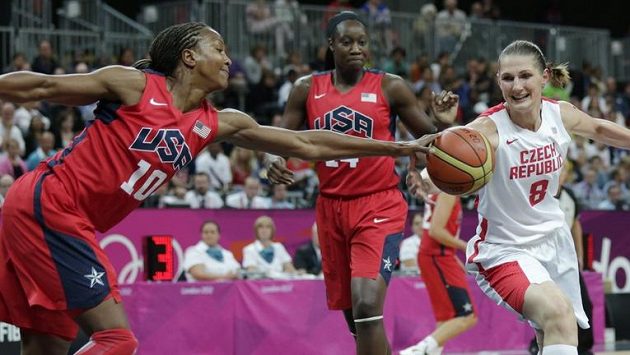 Ilona Burgrová (vpravo) bojuje o míč s Tamikou Catchingsovou z USA Ilona Burgrová (vpravo) bojuje o míč s Tamikou Catchingsovou z USA