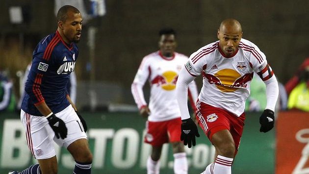 Thierry Henry (vpravo) v newyorském dresu při utkání s New England Revolution unikal Tealu Bunburymu. Thierry Henry (vpravo) v newyorském dresu při utkání s New England Revolution unikal Tealu Bunburymu.