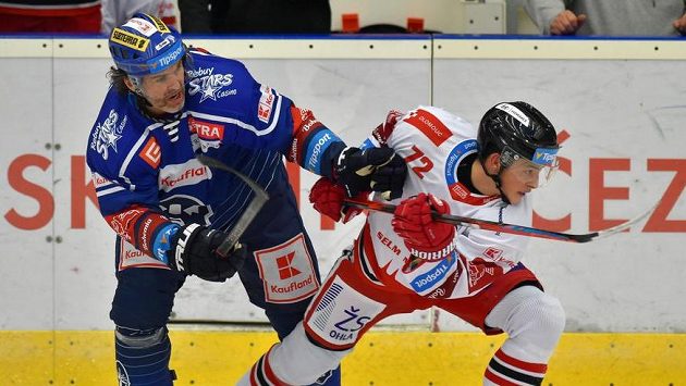 Zleva Jaromír Jágr z Kladna a Jan Bambula z Olomouce. Zleva Jaromír Jágr z Kladna a Jan Bambula z Olomouce.
