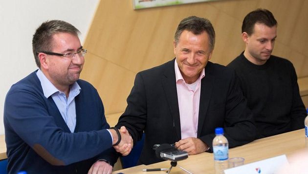 Zleva předseda představenstva Baníku Petr Šafarčík, František Komňanský a Martin Svědík, který zůstáva u klubu v pozici asistenta trenéra. Zleva předseda představenstva Baníku Petr Šafarčík, František Komňanský a Martin Svědík, který zůstáva u klubu v pozici asistenta trenéra.