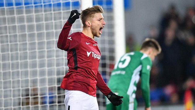 Sparta vítězí. Martin Frýdek proměnil dorážku po penaltě. Sparta vítězí. Martin Frýdek proměnil dorážku po penaltě.
