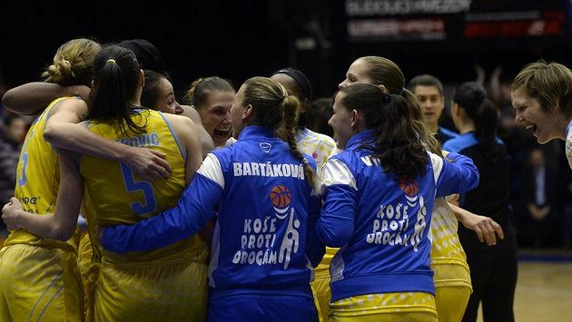 Basketbalistky USK Praha se radují z vítězství nad Krakovem. Basketbalistky USK Praha se radují z vítězství nad Krakovem.