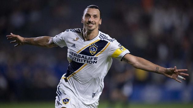 Zlatan Ibrahimovic (9) z LA Galaxy při utkání se Sportingem Kansas City. Zlatan Ibrahimovic (9) z LA Galaxy při utkání se Sportingem Kansas City.
