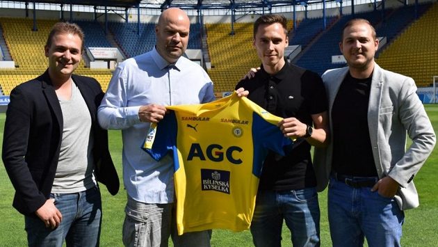 Siim Luts (druhý zprava) s teplickým sportovním ředitelem Jakubem Dovalilem (druhý zleva) a svými agenty Davidem Zíkou a Filipem Zíkou. Siim Luts (druhý zprava) s teplickým sportovním ředitelem Jakubem Dovalilem (druhý zleva) a svými agenty Davidem Zíkou a Filipem Zíkou.