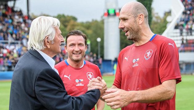 Karel Brückner, Jan Koller a Vladimír Šmicer během exhibičního utkání v rámci oslavy 100 let Sigmy Olomouc mezi týmy legend Sigmy Olomouc a české reprezentace. Karel Brückner, Jan Koller a Vladimír Šmicer během exhibičního utkání v rámci oslavy 100 let Sigmy Olomouc mezi týmy legend Sigmy Olomouc a české reprezentace.