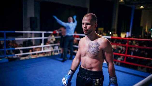 Třiatřicetiletý Jan Maršálek v boxerském ringu. Třiatřicetiletý Jan Maršálek v boxerském ringu.