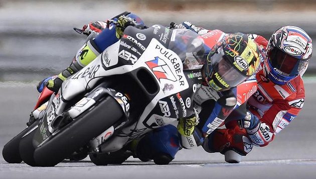 Karel Abraham (vlevo) v závodu MotoGP, za ním Ital Andrea Dovizioso. Karel Abraham (vlevo) v závodu MotoGP, za ním Ital Andrea Dovizioso.