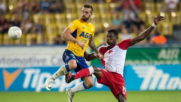 Teplický útočník David Vaněček (vlevo) a Simon Deli ze Slavie Praha bojují o balón. Teplický útočník David Vaněček (vlevo) a Simon Deli ze Slavie Praha bojují o balón.