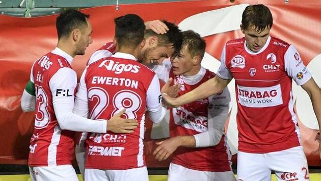 Hráči Pardubic se radují z vyrovnávacího gólu Davida Hufa (třetí zleva). Hráči Pardubic se radují z vyrovnávacího gólu Davida Hufa (třetí zleva).