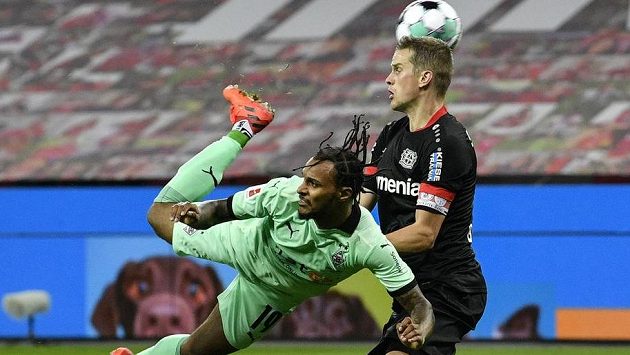 Rakouský útočník Borussie Mönchengladbach Valentino Lazaro se trefuje do sítě Bayeru Leverkusen v utkání 7. kola německé bundesligy. Rakouský útočník Borussie Mönchengladbach Valentino Lazaro se trefuje do sítě Bayeru Leverkusen v utkání 7. kola německé bundesligy.